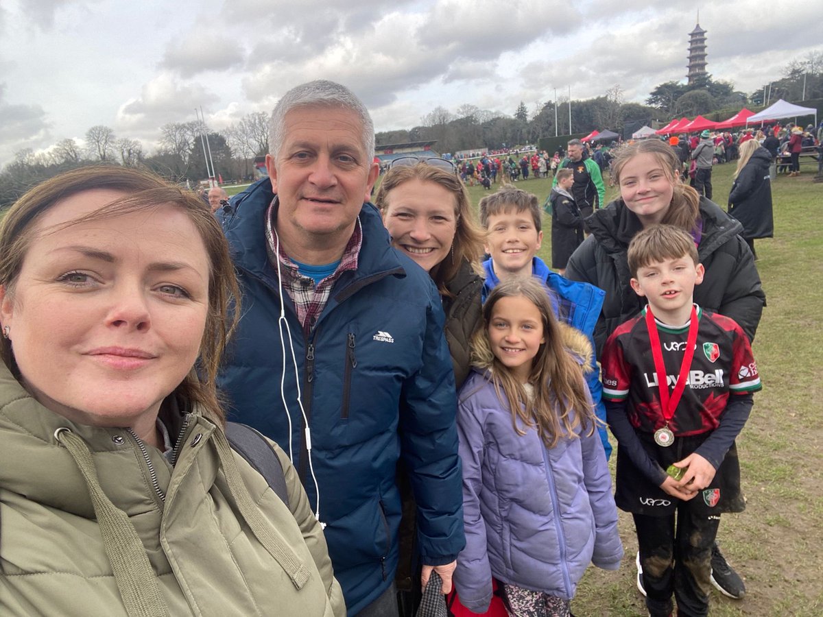 The Welsh family with a welsh family at London Welsh. First catch-up in 4 years. Love these guys. One missing though 🏴󠁧󠁢󠁷󠁬󠁳󠁿 🇮🇪 ⁦@KathHallett⁩