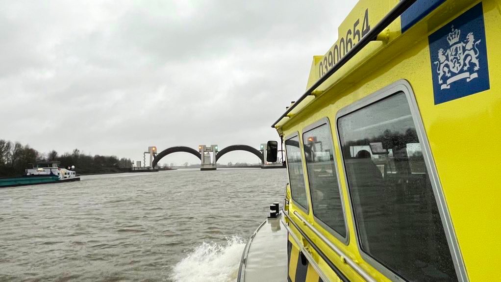 Door een nieuwe #hoogwater golf worden de stuwen Amerongen en Hagestein morgen, maandag 26 februari, geopend voor de #scheepvaart. 

Zie teletekstpagina 720 voor actuele mededelingen betreffende de minste waterdiepte. 

<a href="/Rijkswaterstaat/">Rijkswaterstaat</a>