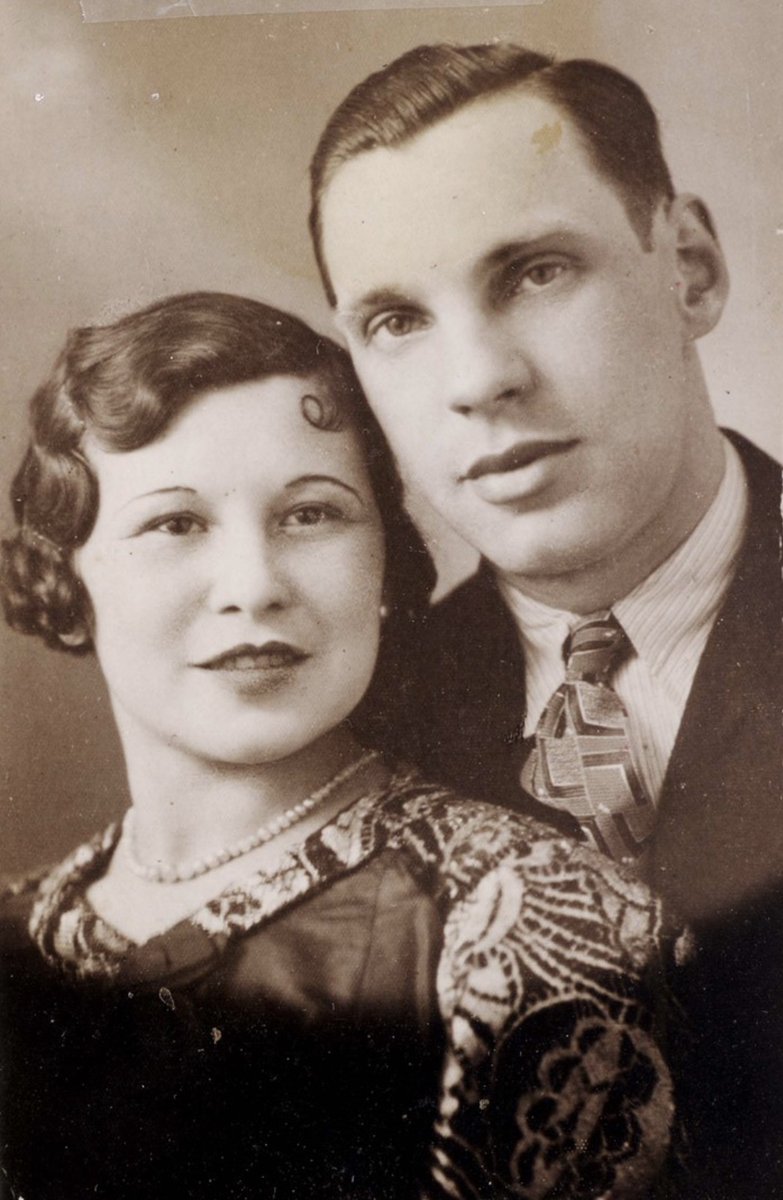 AuschwitzMuseum's tweet photo. 25 February 1906 | A Polish Jew, Mojsze Welbliond, was born in Warsaw. He lived in Paris. 

He arrived at #Auschwitz on 27 June 1942 in a transport of 1,000 Jews deported from Pithiviers (there were 937 Jews from Poland in this transport). 
Camp number 42692. 
He did not survive. https://t.co/sTbD5EgZFq