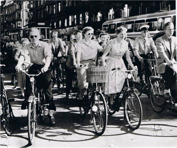 #Didyouknow that the 🇩🇰 cycling culture is more than 100 years old? 🚲

In the 1st half of the 20th century many Danes used the 🚲 for transport because cars were expensive. Today, Denmark is one of the world’s best countries for cycling 🚲💚

📸: Cyklistforbundet