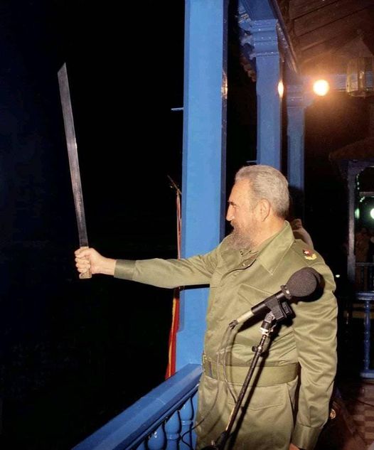 Y estamos listos, con el machete en la mano, para defender nuestra Revolución 💪🇨🇺💪 #Cuba @DeZurdaTeam_