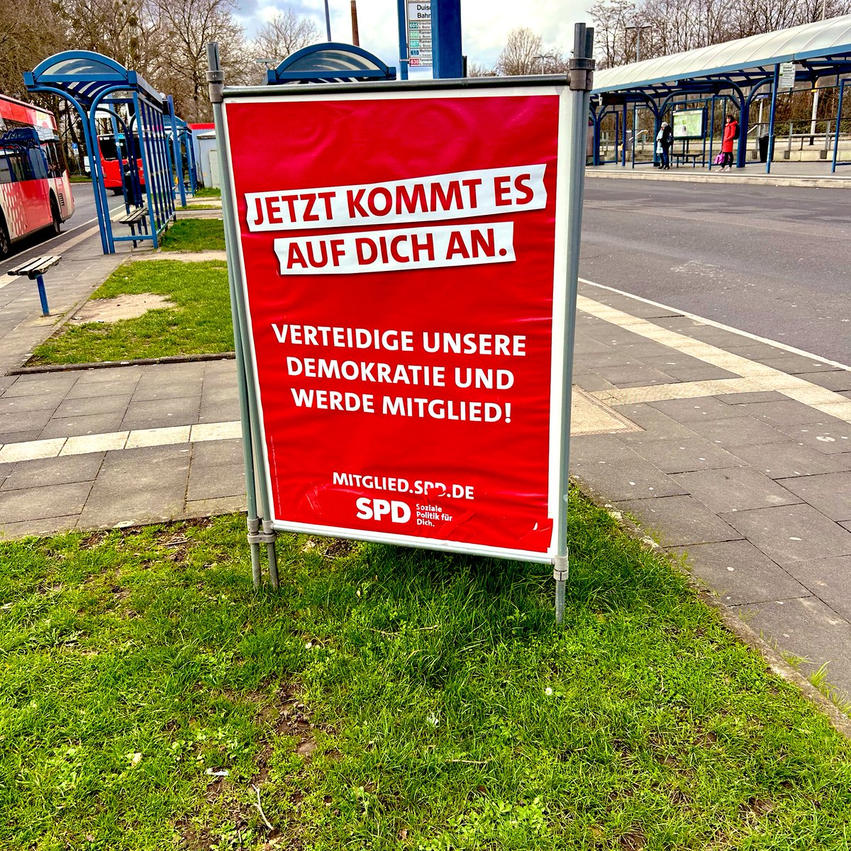 Satire am Busbahnhof. 🥰
#SPD 
#DemokratieAmLimit