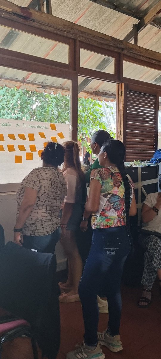 PeaceWNature's tweet image. En el 5to día del taller #LiderazgodeMujeres dialogamos sobre el empoderamiento, asociatividad y oportunidades para contribuir en la protección de los bosques @InstitutoSINCHI 
#UKPACT
@UKinColombia 
@Sydney_Science 
@ARNColombia 
@JaimeGongoraSyd 
🌿 #mujerempoderada #Amazonas