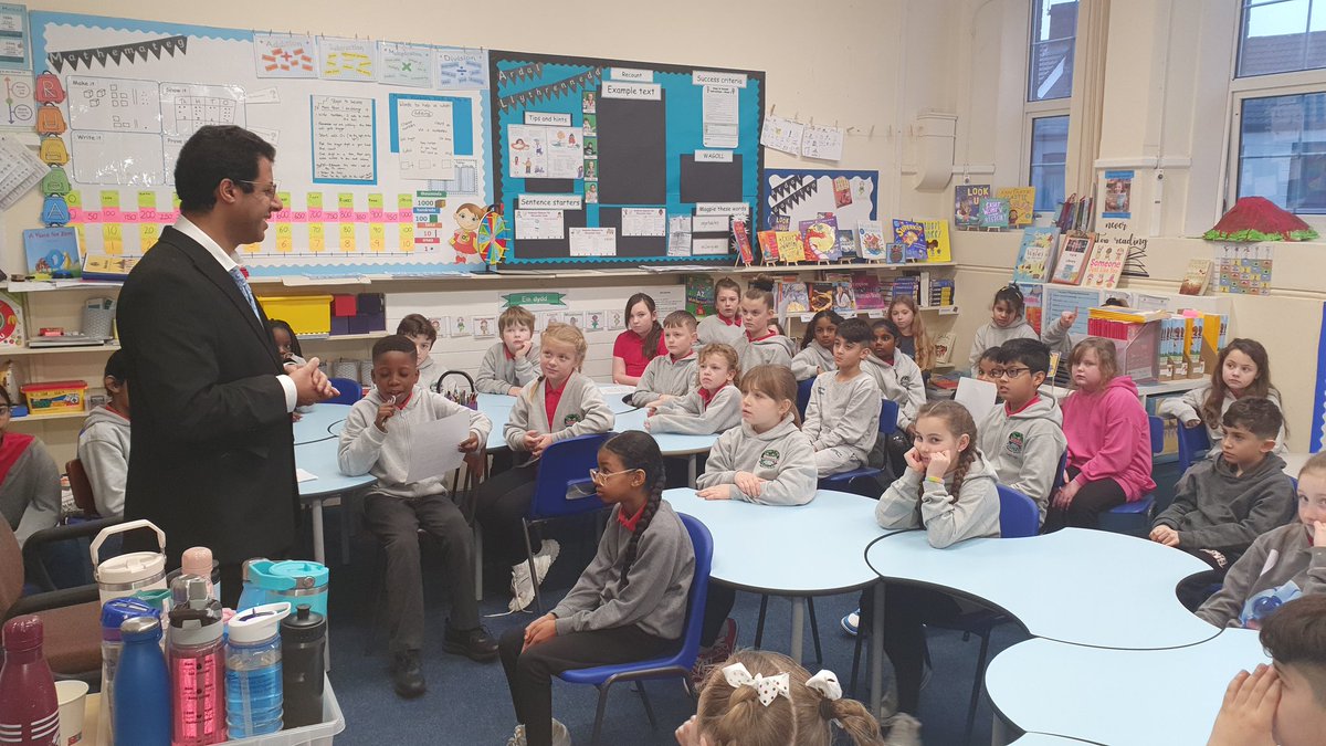 DanygraigP's tweet photo. Y3/4 and Y4/5 had a wonderful morning with Dr Alyetama, talking about food, diet and how they affect our bodies. #diolch #dygpscitech #healthandwellbeing https://t.co/DdU7kKFWyP