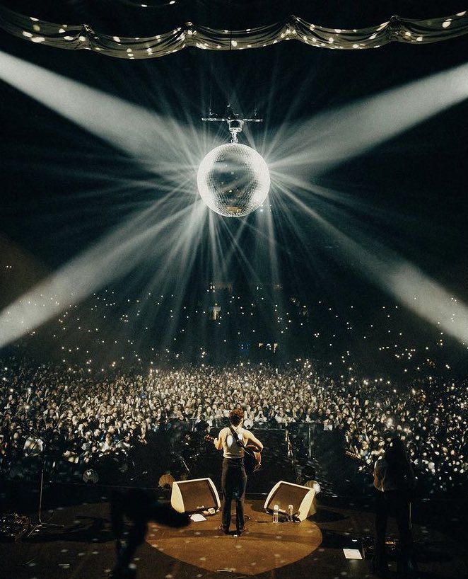 mirrorsonmind's tweet photo. Never ever getting over this tour aesthetic https://t.co/R8iN8DOHg4