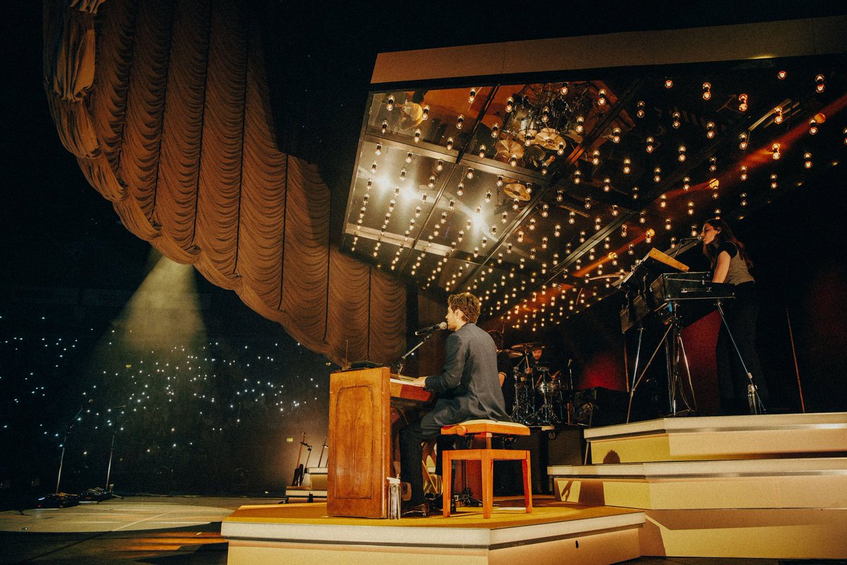 mirrorsonmind's tweet photo. Never ever getting over this tour aesthetic https://t.co/R8iN8DOHg4
