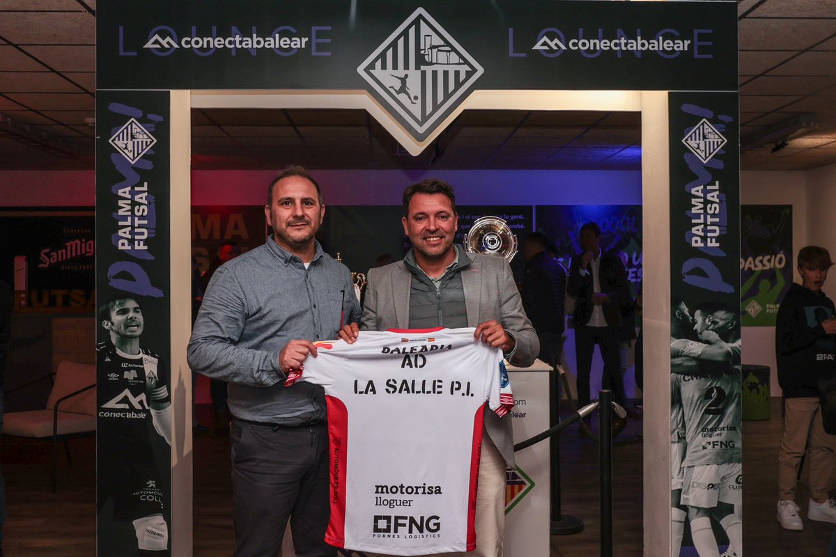 PalmaFutsal's tweet photo. 📸 La Salle Pont d’Inca y CD Son Oliva FS fueron los dos clubes de fútbol sala que recibieron el homenaje

👕 Los presidentes Rafael Fernández y Francisco J. Fernández recibieron la camiseta conmemorativa

#MallorcaPalmaFutsal
#SomPalma
#SomMallorca https://t.co/P9ctbgqcl8
