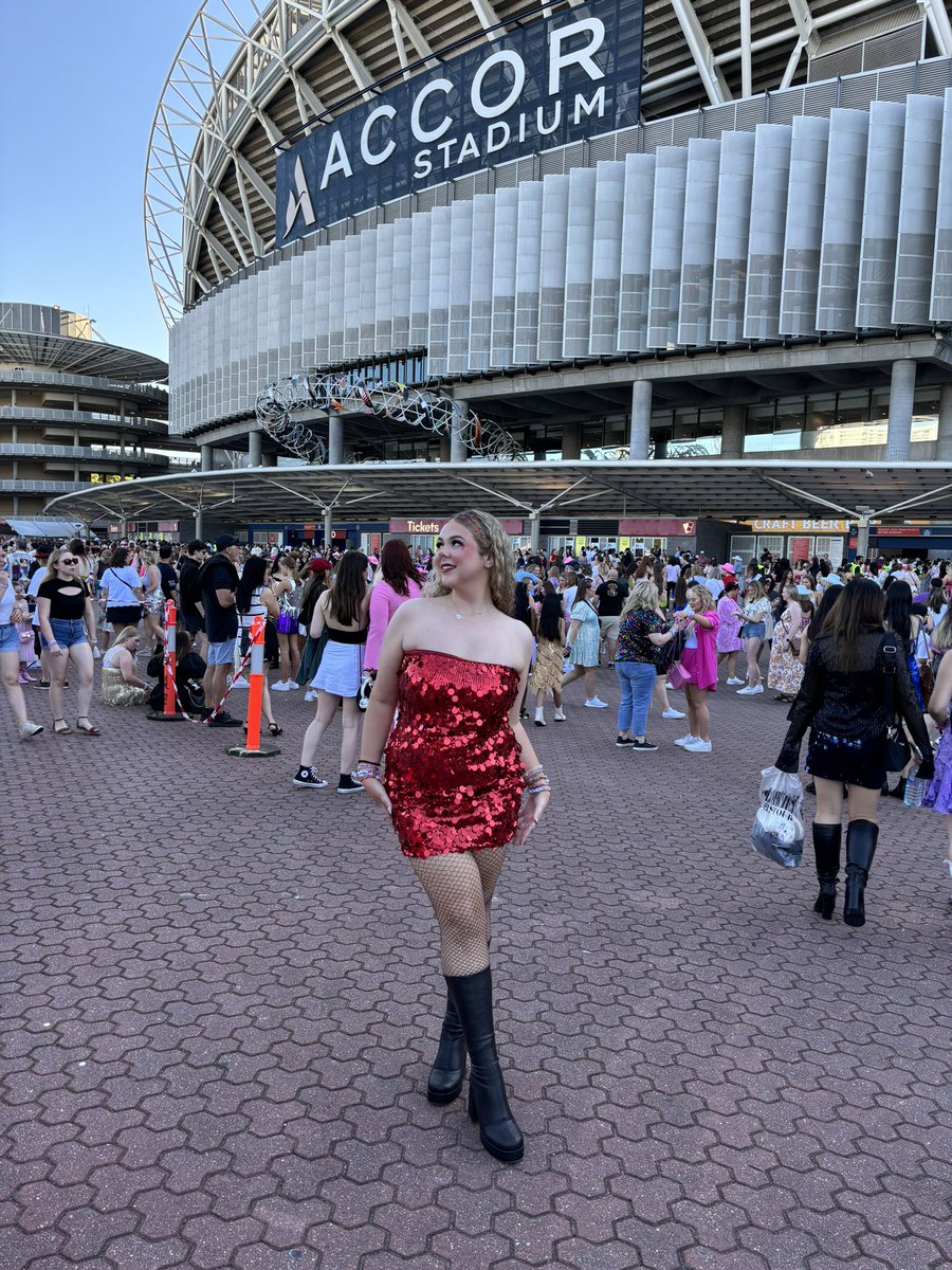 red (taylor’s version) !! ❤️ #ErasTourSydney @taylornation13