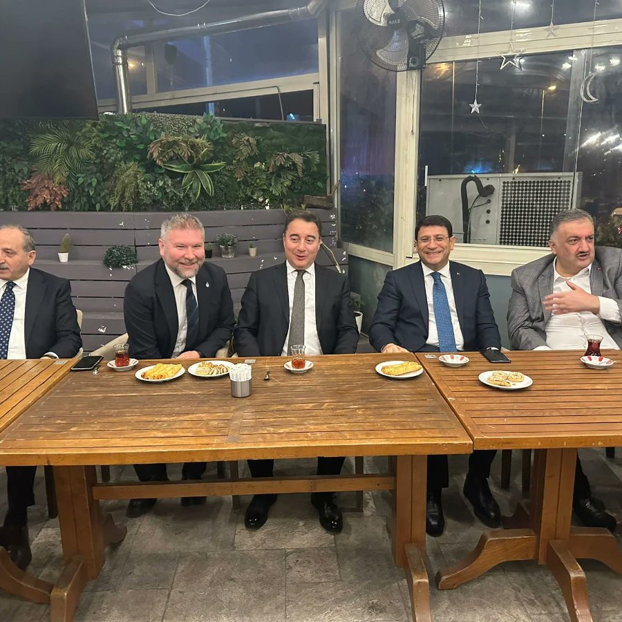 Dün önce <a href="/devapartisi/">DEVA Partisi</a> belediye bşk. adayları tanıtıldı, sonra <a href="/deva_umraniye/">DEVA Ümraniye</a> , genel başkanımız Sn. <a href="/alibabacan/">Ali Babacan</a> 'ı, İst. Büyükşehir Bel. başkan adayımız Sn. <a href="/avidrissahin/">Av. İdris Şahin</a> 'i, milletvekillerimizi Ümraniye'de ağırladı. #AlemBuysaDEVASensin <a href="/A_HakanAgaoglu/">Ali Hakan Ağaoğlu</a> @hasankeles61 <a href="/FaikEren_/">Faik EREN</a>