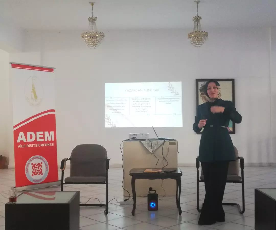Kütahya Aile Destek Merkezi (ADEM) ile "Bir Yazar, Bir Kitap, Bir Film" etkinliğimiz kapsamında bu hafta Ahmet Şerif İzgören'in "Avucunuzdaki Kelebek" kitabını ve "Hıçkırık" filminin  tahlilini yaptık.Katılımları için tüm okuyucularımıza teşekkür ederiz.📖🦋🦋
<a href="/ktbkygm/">KYGM</a>