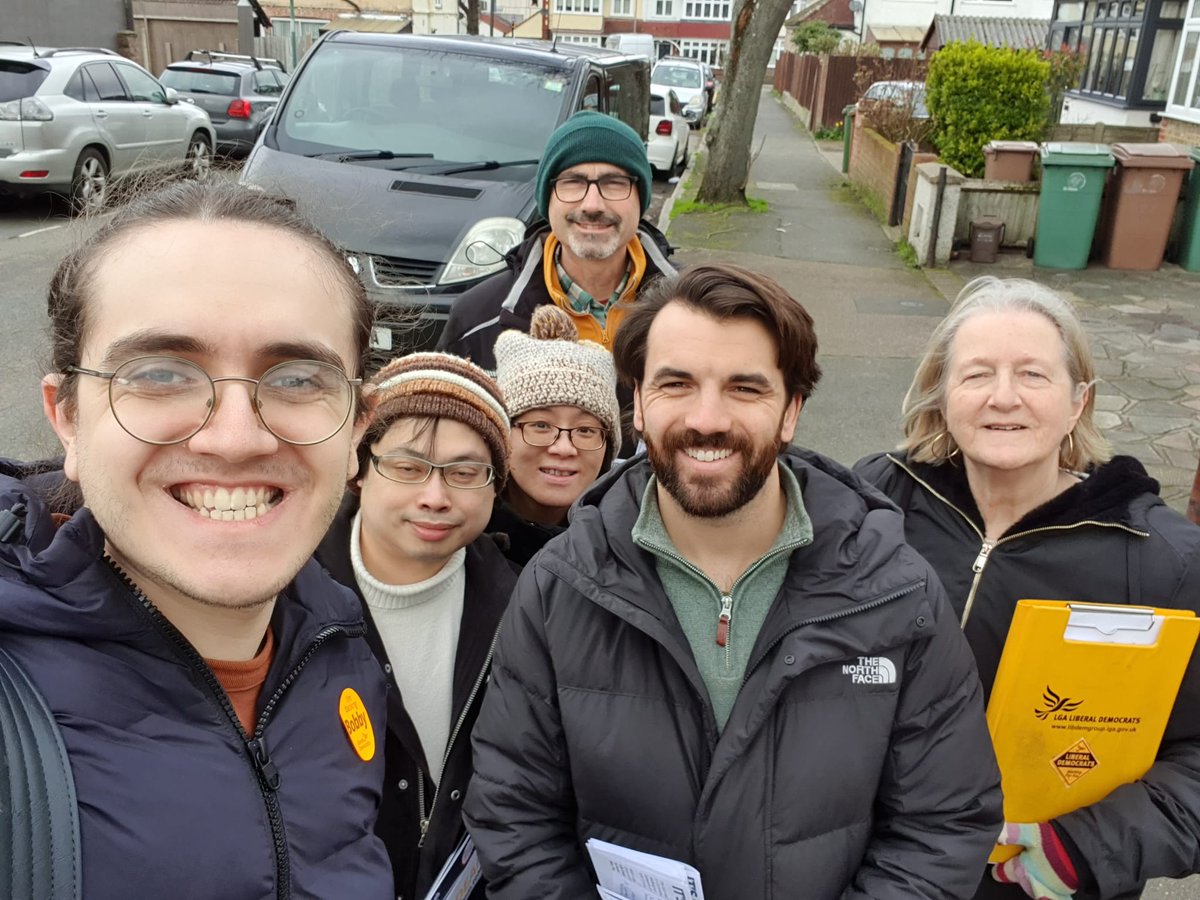 Great to be out with the Liberal Democrats in Carshalton and Wallington @Bobby_Dean 🔶