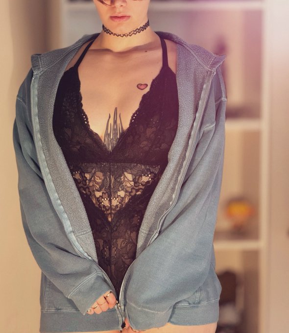 d&uuml;rfte ich deinen hoodie anziehen? 🥺 https://t.co/PpZel87tHK<a href="/tag/internationalwomensday"class="tags"><span>#internationalwomensday</span></a>