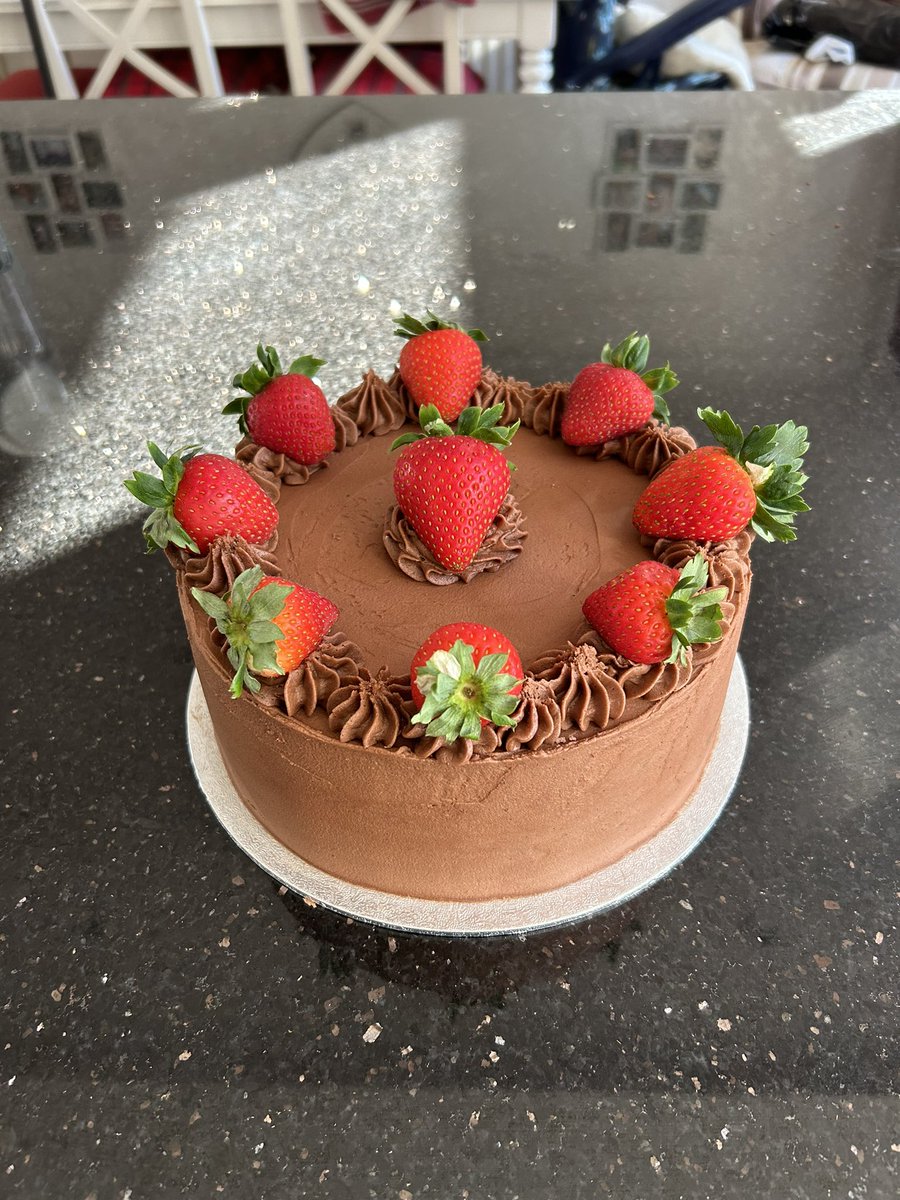 dcandhb's tweet photo. A delicious Cake…perfect to celebrate a birthday!!
Made from delicious Victoria Sponge, filled with strawberry jam &amp; Chocolate buttercream, covered with Chocolate Buttercream &amp; decorated with fresh strawberries!!
#cakes #lovecake #berries #celebrations #victoriasponge #chocolate https://t.co/Hr15Rx8qes