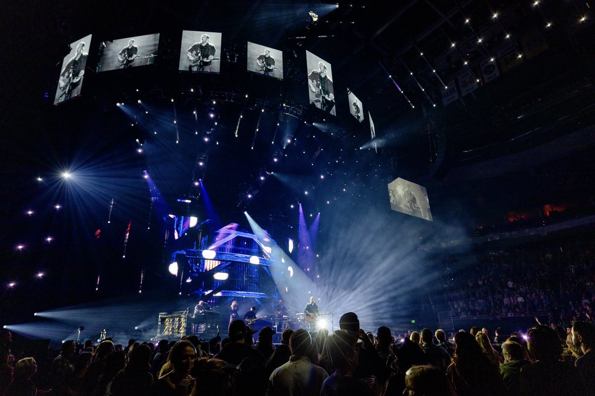 blakeshelton's tweet photo. Last night in Milwaukee.. and that's a wrap on week 1 of the #BackToTheHonkyTonk Tour presented by Kubota!!!! @RODEOHOUSTON is up next on Tuesday then the tour picks back up in Lafayette!!!! Let's keep the party going!!!!! https://t.co/UWwpU3paHd