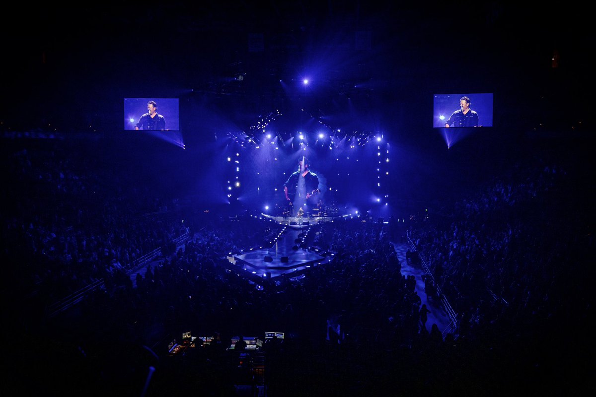 blakeshelton's tweet photo. Last night in Milwaukee.. and that's a wrap on week 1 of the #BackToTheHonkyTonk Tour presented by Kubota!!!! @RODEOHOUSTON is up next on Tuesday then the tour picks back up in Lafayette!!!! Let's keep the party going!!!!! https://t.co/UWwpU3paHd