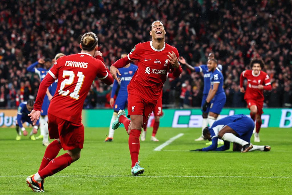 sportsbriefcom's tweet photo. Van Dijk wins it in the extra time for Liverpool 👏

Chelsea 0-1 Liverpool 

And Liverpool are Carabao Cup champions 🎊🎊 https://t.co/XDMihOIqHV