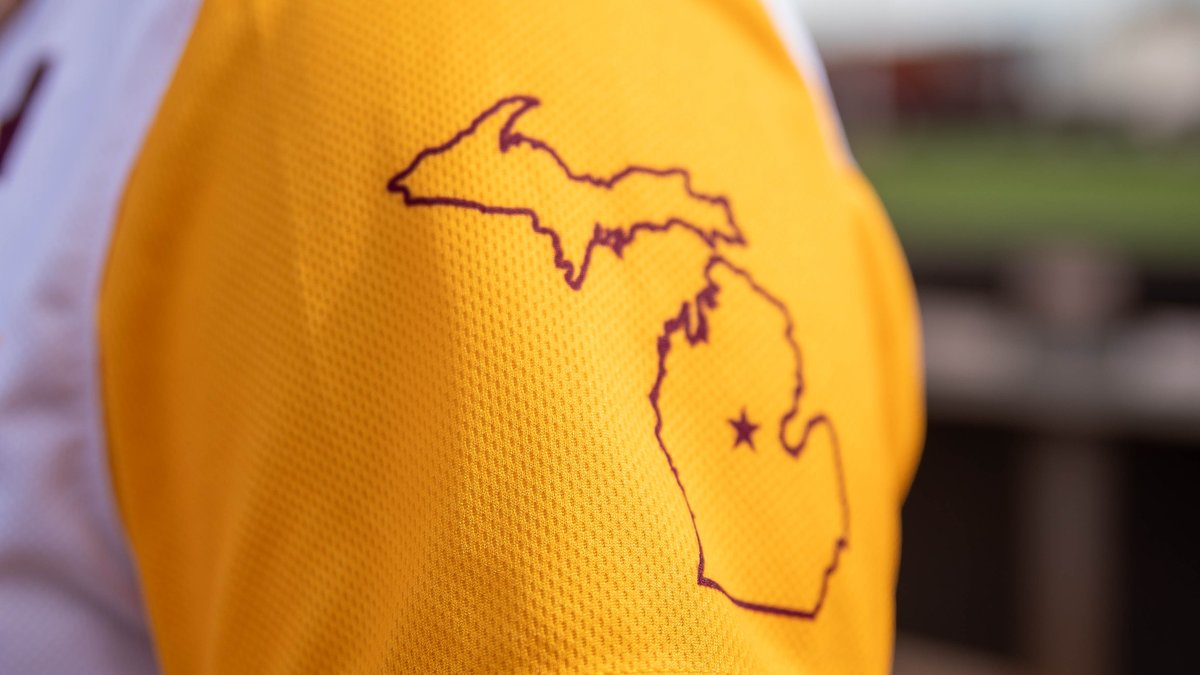CMUSoftball's tweet image. Unleashing some more new threads for this fine Sunday in the sun!

Repping the state of Michigan is what we love the most 💛

#FireUpChips🔥⬆️🥎