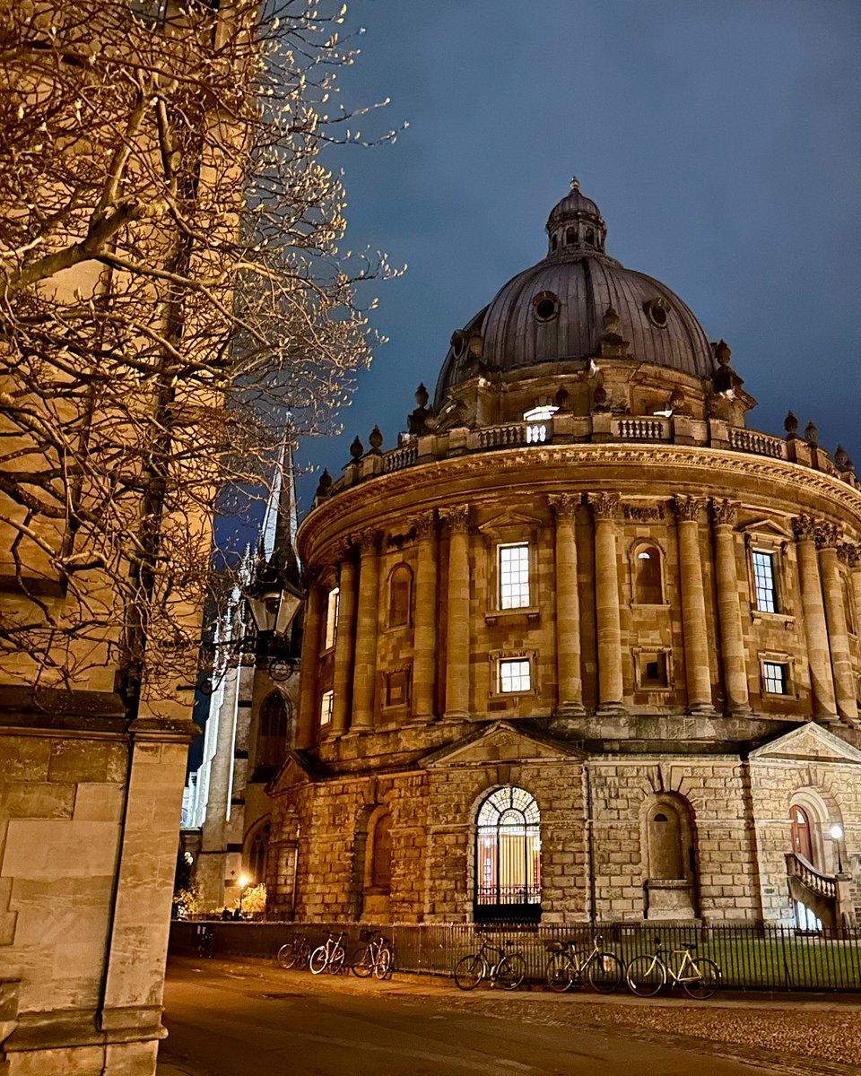 Radcliffe Camera through the seasons  🌸🍃🍂❄️

1. Spring 2023
2. Summer 2023
3. Autumn 2023
4. Winter 2024
