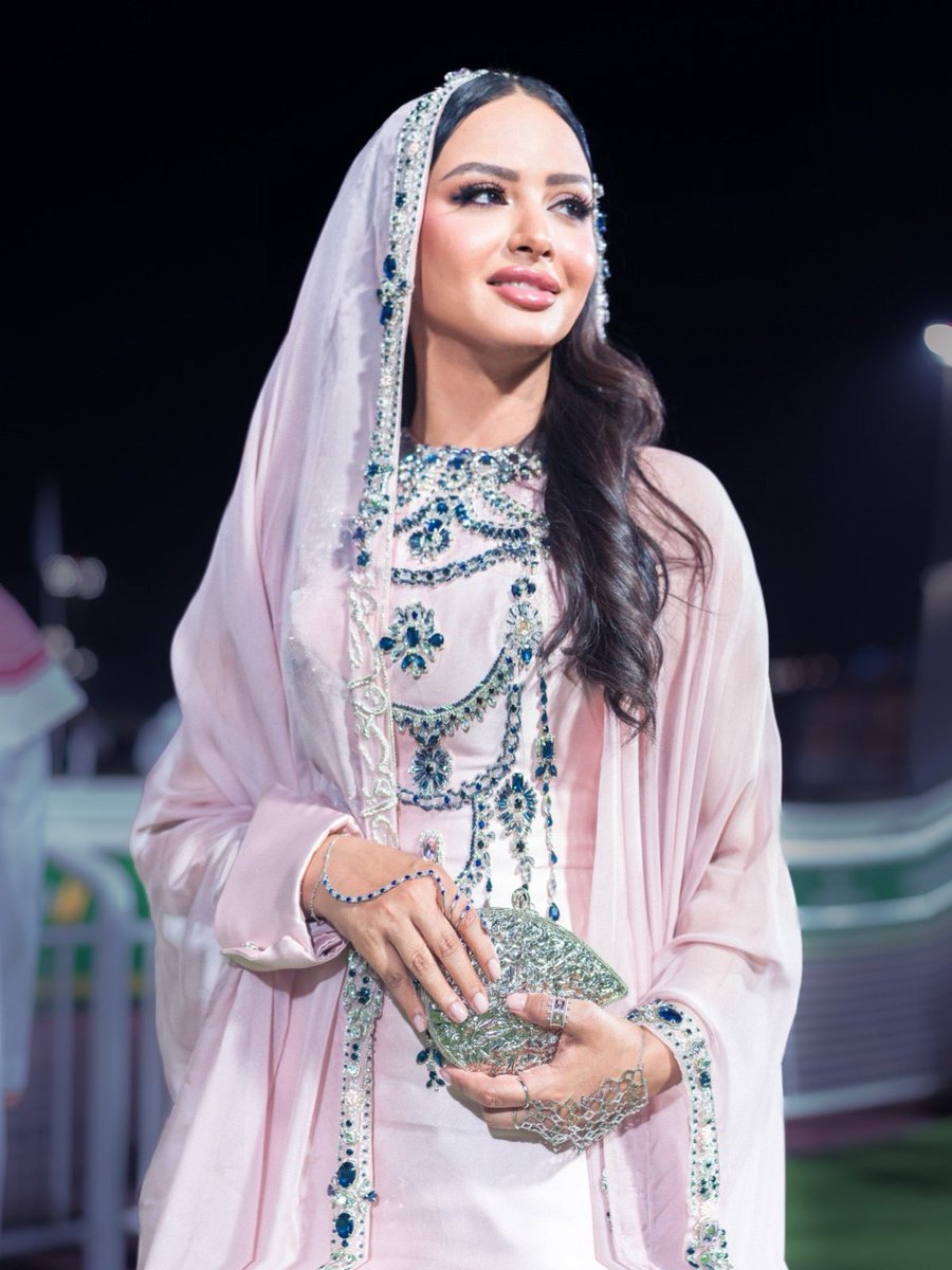 ElhamalyMaha's tweet photo. تألقت في الفستان الجميل شكراً للمصممة السعوديه الرائعه سارة التويم على هالفستان الفريد والمجوهرات الراقيه اللي كانت تحاكي الفستان وكأنها خصيصاً صممت له من الفردان نوادر للمجوهرات 
ومن تنسيق الرهيب الستايلست زياد الصالح 🤍
#كأس_السعودية #مها_الحملي #يوم_التاسيس https://t.co/y7KV9eHJKE