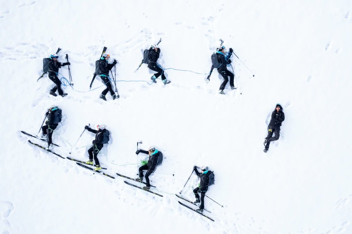 🇨🇭Assez incroyable, cette photo de drone signée <a href="/sebanex/">Sébastien Anex</a> dans l'édition du jour du <a href="/lematindimanche/">Le Matin Dimanche</a> 

Il s'agit un groupe de skieuses qui s'entrainent pour la  Patrouille des Glaciers, la légendaire course militaire de ski-alpinisme en Valais. 

24heures.ch/emancipation-a…