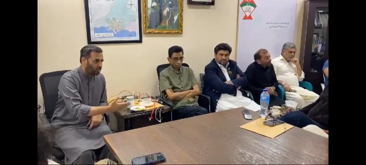nibras_zafar's tweet photo. کنوینر ایم کیو ایم پاکستان ڈاکٹر خالد مقبول صدیقی کی سربراہی میں رابطہ کمیٹی کا اجلاس، ترجمان ایم کیو ایم 

اجلاس میں گورنر سندھ کامران ٹیسوری سینئر ڈپٹی کنوینر سید مصطفٰی کمال، ڈاکٹر فاروق ستار، ڈپٹی کنوینر انیس قائمخانی،خواجہ اظہارالحسن و اراکین رابطہ کمیٹی کی شرکت، ترجمان ایم کیو ایم 

اجلاس میں انتخابات کے بعد کی صورتحال اور پاکستان مسلم لیگ ن سے ہونے والے مذاکرات پر غور و  خوض کیا گیا، ترجمان ایم کیو ایم 

وفاق و صوبہ کی موجودہ سیاسی صورتحال پر اراکین رابطہ کمیٹی نے مختلف تجاویز دیں، ترجمان ایم کیو ایم

ملک میں جمہوریت کے استحکام اور بنیادی جمہوریت کے حقوق کے حصول کیلئے جدوجہد جاری رکھنے پر اتفاق، ترجمان ایم کیو ایم۔

@2mushadi 
#MQMPakistan
#PatangAgaeHai
@sabheenghoury