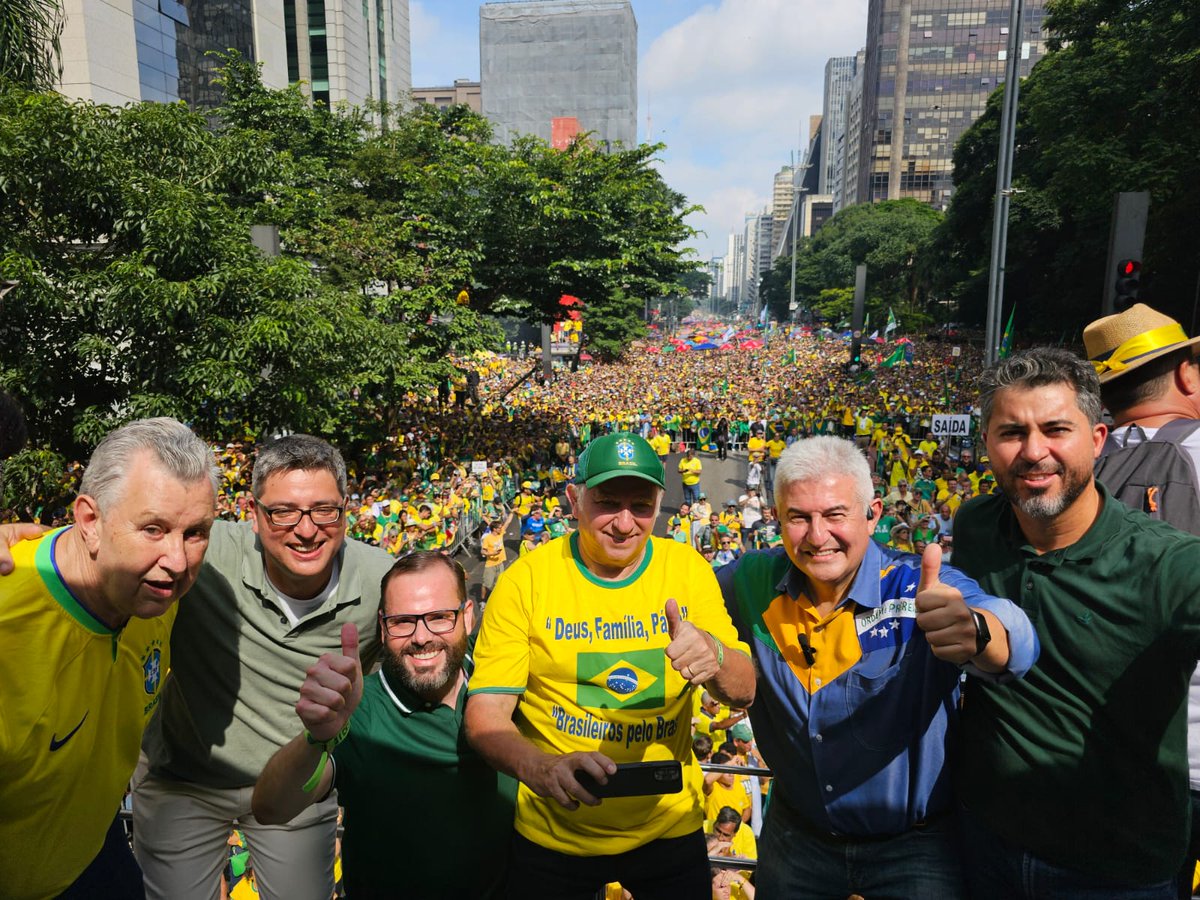 astropontes's tweet image. Senadores na Paulista com Bolsonaro e em defesa do Estado Democrático de Direito.
