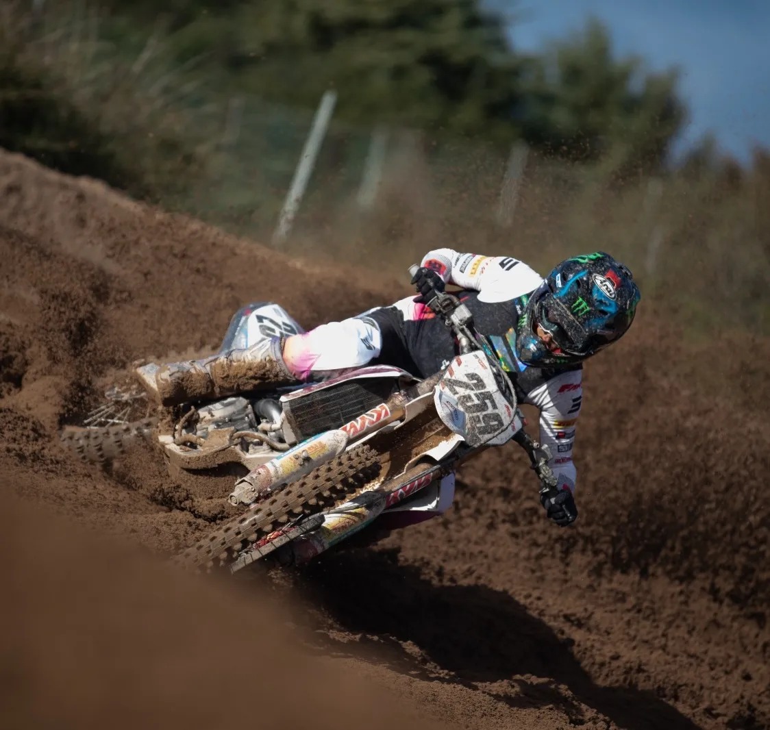 motocrossvice's tweet photo. 🔥🏁RESULTS // 2024 Hawkstone International. Coldenhoff and Adamo victorious. https://t.co/mUwjgXkmxM
#moto #mx #mxgp #mx2 #mxon #amasx #wsx #dirtbikes #supercross #motocross #fantic #coldenhoff #adamo #mxvice
📸fanticfactoryracingmxgp / 📸ktmfactoryracing / rayarcherphoto https://t.co/CkF7cTkRbH
