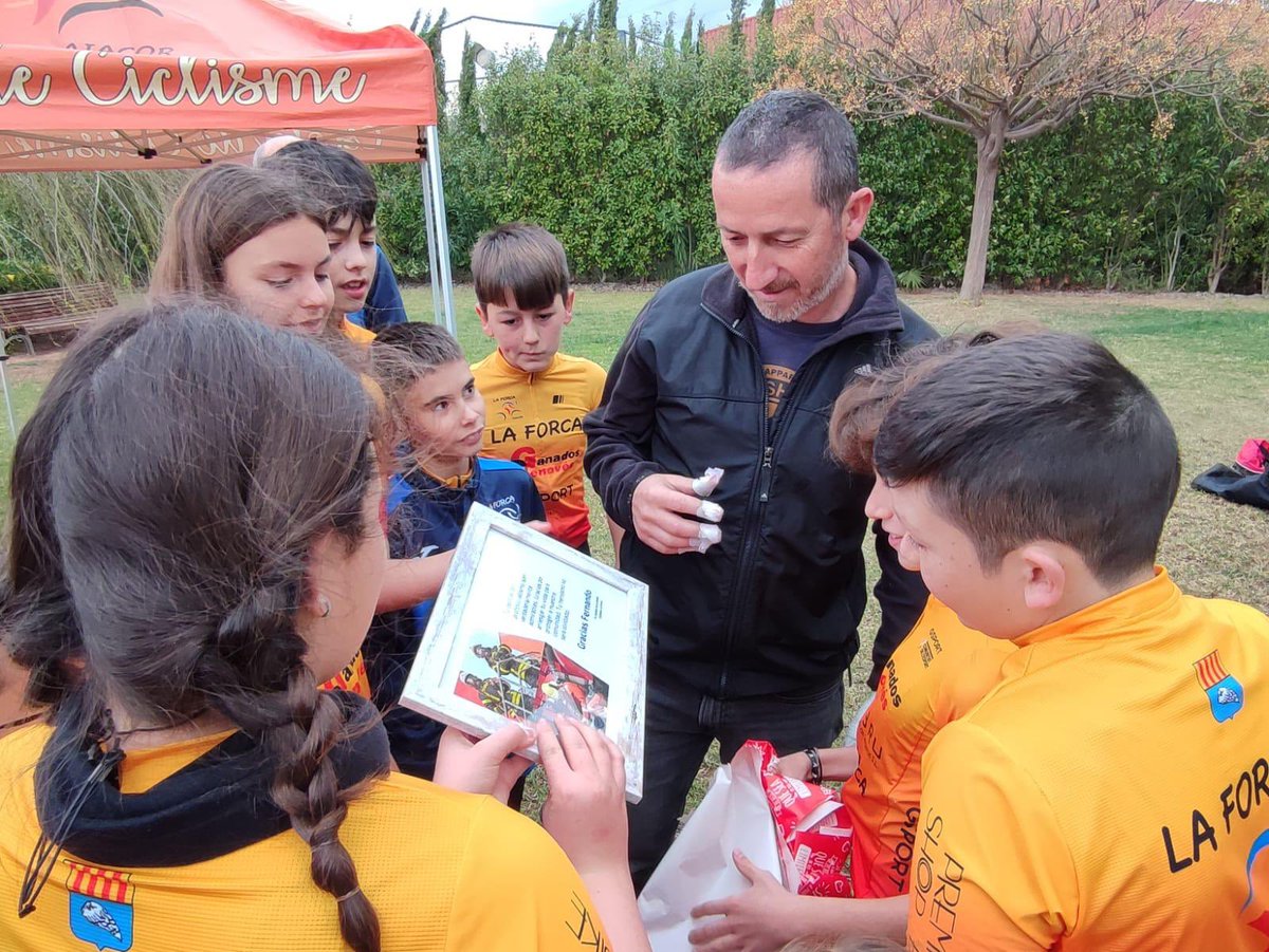 fccv (@fciclismocv) on Twitter photo La escuela de ciclismo PC La Forca de Aiacor.
El presidente <a href="/KikeGutierrrez/">Quique Gutiérrez</a> ha estado presente recalcando la importancia del fomento del ciclismo desde la base.
#fccv #somciclisme #ciclismo #escuelasdeciclismo La escuela de ciclismo PC La Forca de Aiacor.
El presidente <a href="/KikeGutierrrez/">Quique Gutiérrez</a> ha estado presente recalcando la importancia del fomento del ciclismo desde la base.
#fccv #somciclisme #ciclismo #escuelasdeciclismo