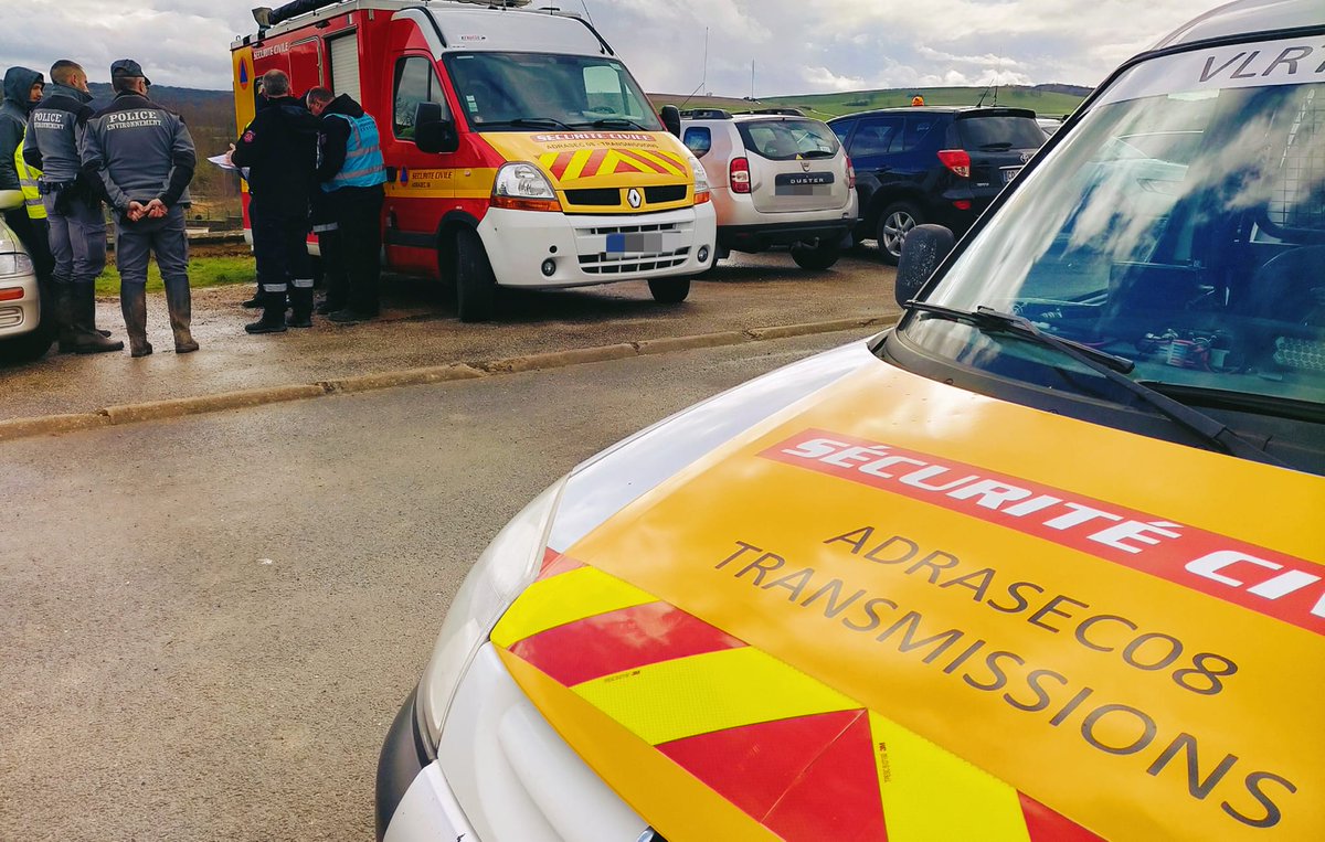 ADRASEC08's tweet photo. Un exercice #ORSEC - Sauvetage aéroterrestre (#SATER), s’est déroulé le 25.02.24 après-midi sur le secteur nord-est 08. D’organisation interne, cet exercice a mobilisé un PC mobile et 4 équipages de recherche radioélectrique, dont 1 équipage mixte ADRASEC/OFB, soit 10 personnels. https://t.co/E6bse8zqJq