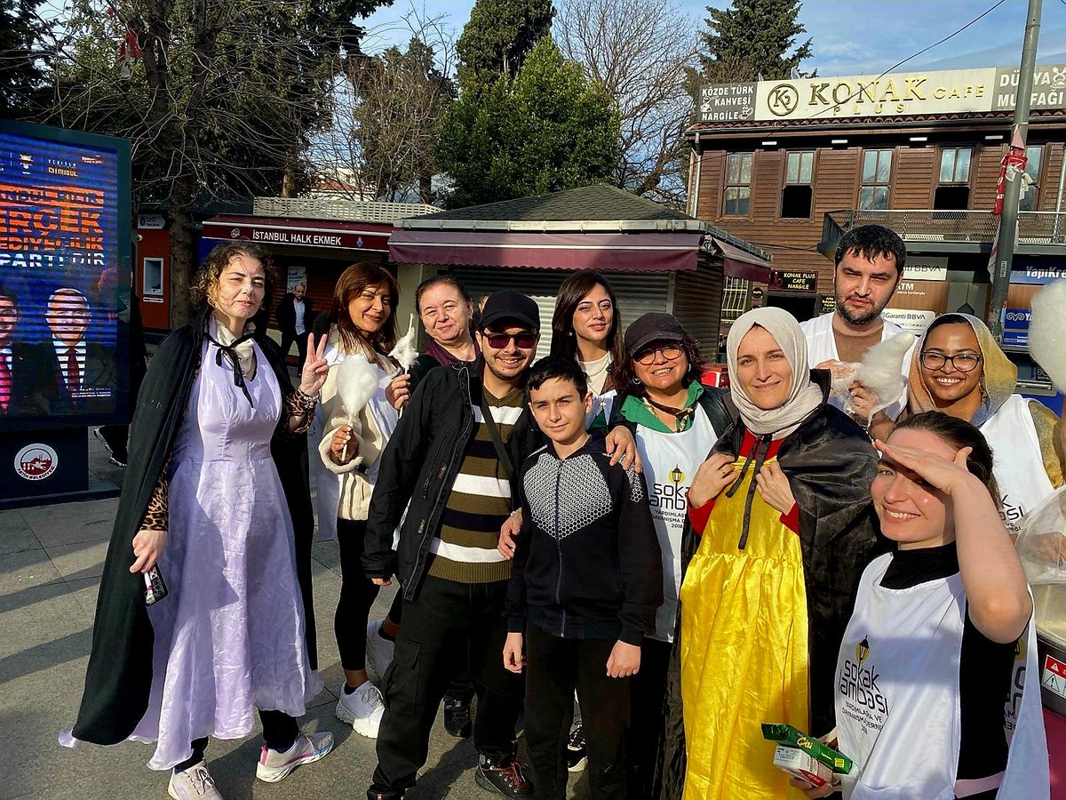 Sokak__Lambasii's tweet image. Bir çocuk güler, dünya birkaç saniyeliğine güzelleşir... 

Derneğimizin çocuk kulübü tekrar aktif 🎉 İlk etkinliğimizde pamuk şekeri, ikramlıklar ve çocuk gülüşleri ile kalplerimiz sevgi doldu. Bu enerji ile yeni haftaya hazırız 🥰

#SokakLambası #insanarastgelin