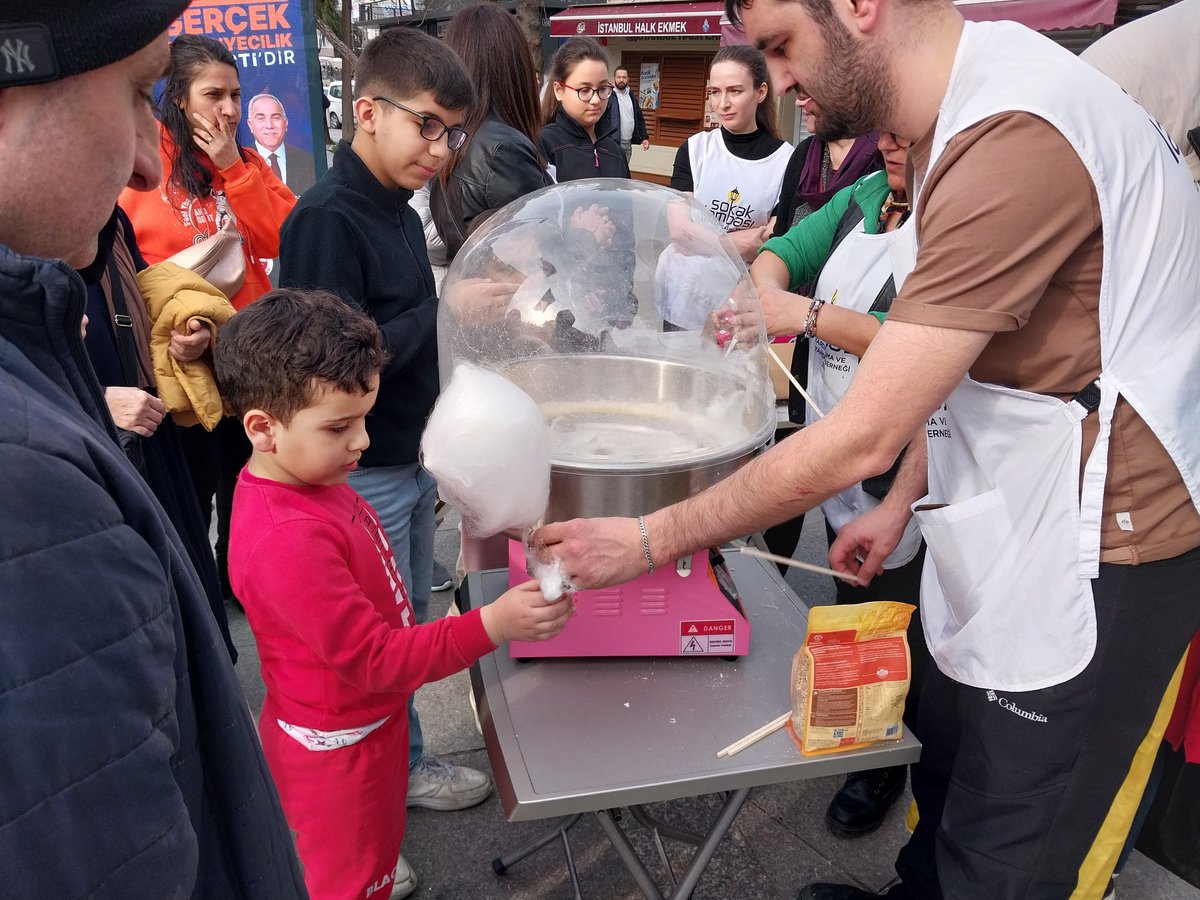 Sokak__Lambasii's tweet image. Bir çocuk güler, dünya birkaç saniyeliğine güzelleşir... 

Derneğimizin çocuk kulübü tekrar aktif 🎉 İlk etkinliğimizde pamuk şekeri, ikramlıklar ve çocuk gülüşleri ile kalplerimiz sevgi doldu. Bu enerji ile yeni haftaya hazırız 🥰

#SokakLambası #insanarastgelin