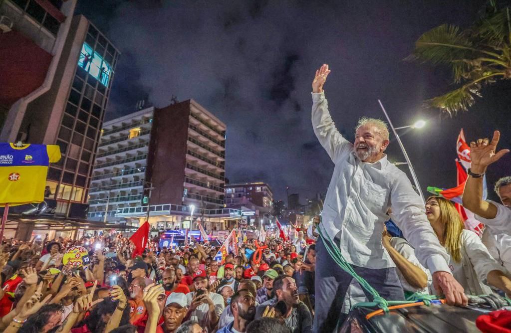 pilasmaracutaia's tweet photo. Se o seu Presidente nunca cogitou um golpe de Estado e sempre respeitou a democracia, curte aqui. 
#ChuvaDeLula https://t.co/4uWxI4UzXH