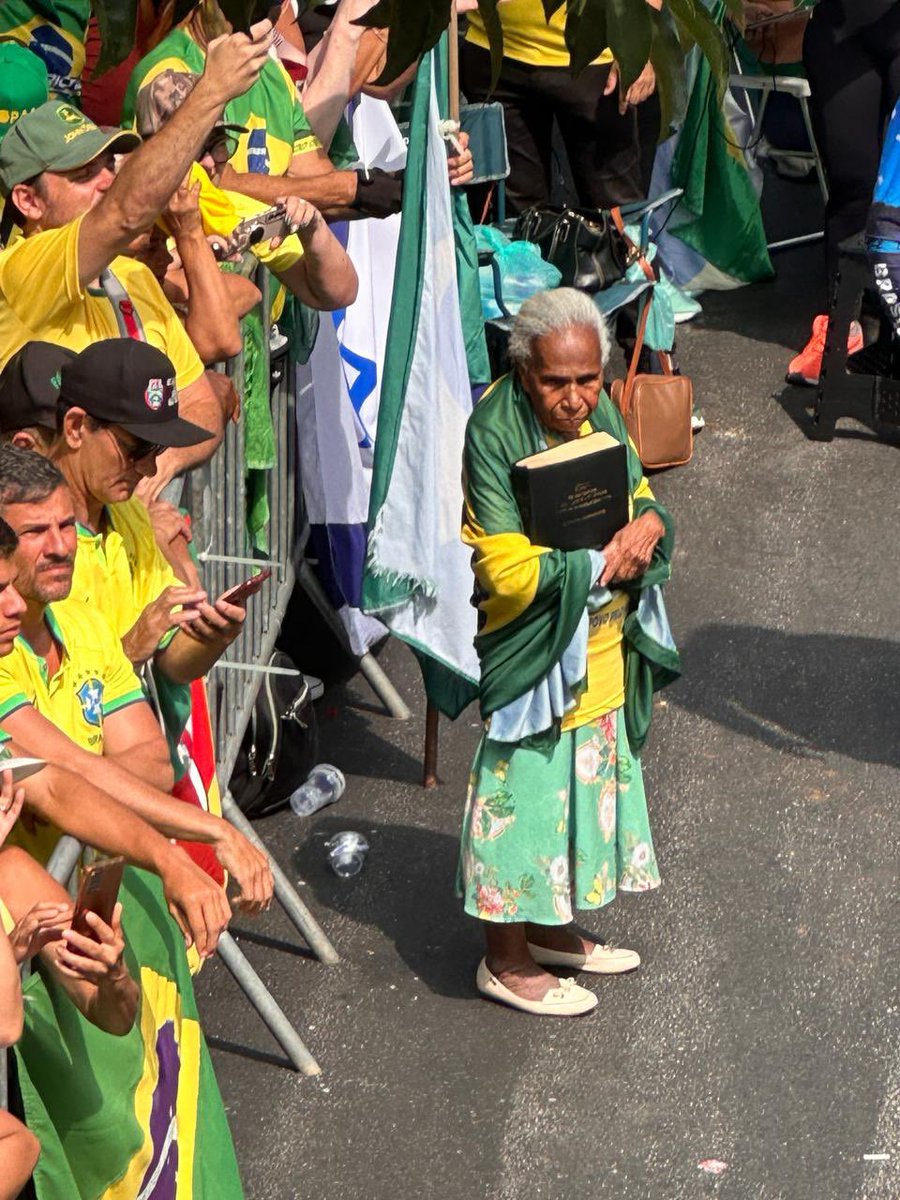 carlosfportinho's tweet photo. O povo brasileiro tem fé e hoje foi à Paulista pra gritar aos quatro cantos que não permite ataques à democracia https://t.co/dMnVMVbSKo