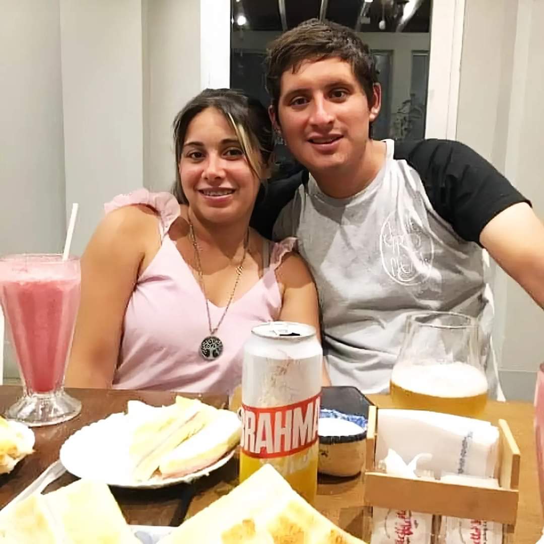 Carolina 22 años, vivía SDE.Tenía listo su pasaje, el 21/02 iba a BS As con la esperanza de poder vivir sin miedo a que su ex la volviera a lastimar.El lunes x la noche ya tenía preparada su ropa. Esperanzada d un nuevo comienzo, guardó sus libros, su documento y más pertenencias