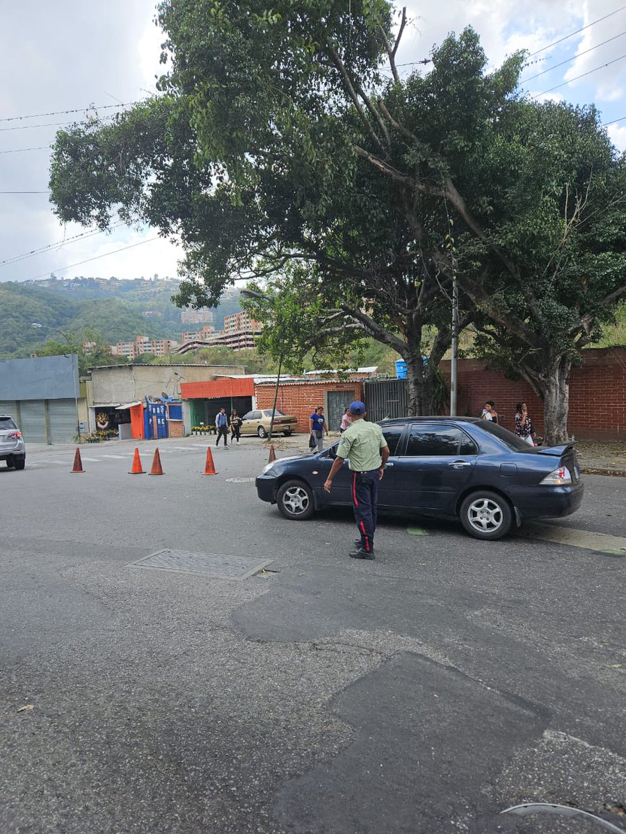 Nuestros funcionarios ya están presentes en la Av. Ppal de La Guairita y en zonas adyacentes para mantener el orden del tráfico, debido a la falla de la tubería matriz en la zona