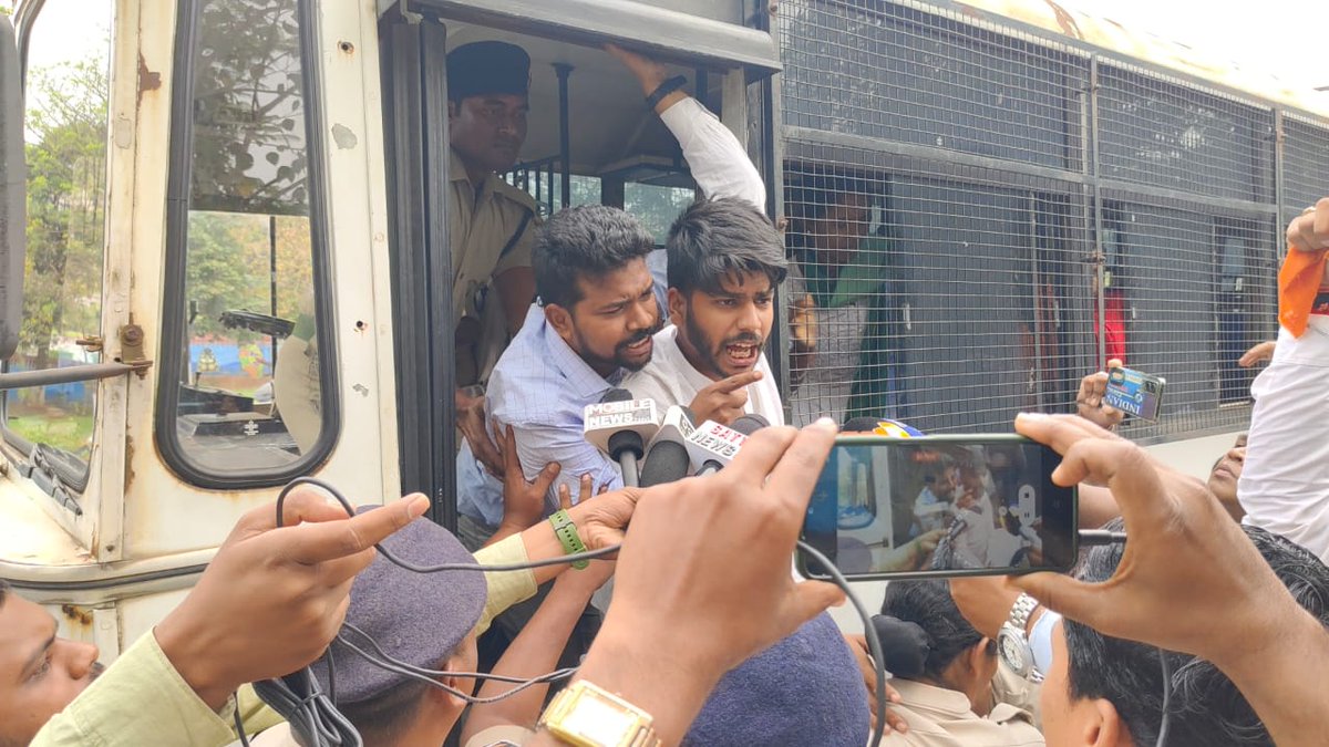 ABVPVoice's tweet photo. ओड़िशा में मैट्रिक परीक्षा प्रश्न-पत्र लीक मामले में दोषियों पर कठोर कार्रवाई की मांग को लेकर राज्य के शिक्षा मंत्री के आवास के बाहर प्रदर्शन कर रहे राष्ट्रीय मंत्री @BaghBuddhadev सहित अन्य कार्यकर्ताओं को हिरासत में अत्यंत निंदनीय है। 

ओड़िशा की बीजेडी सरकार अपराधियों पर कार्रवाई करने की बजाए न्याय की मांग कर रहे अभाविप कार्यकर्ताओं को ही प्रताड़ित करने में लगी हुई है।