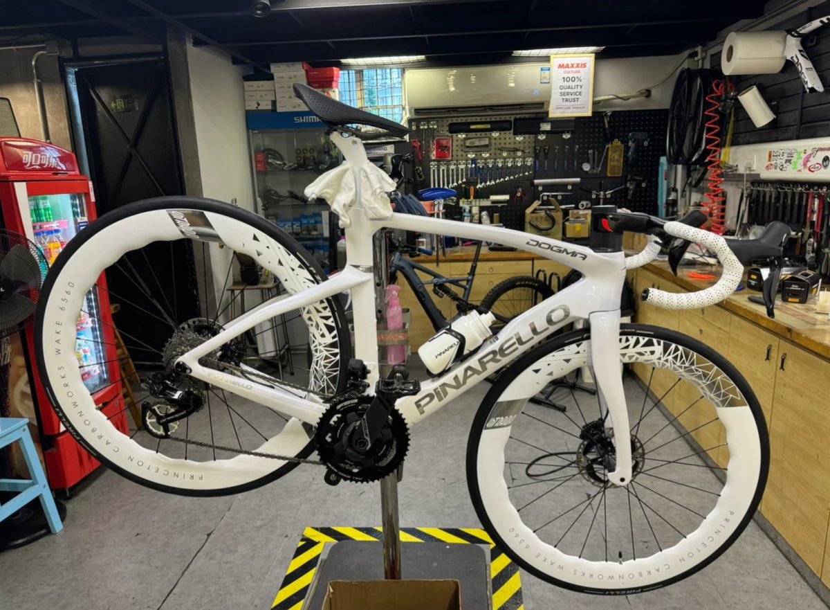 samzzyjay's tweet photo. 道路車は今では本当に予約が難しい。
9.1車を予約して、2ヶ月かけてやっと完全体になった、
クリスタルホワイトフレームは1ヶ月以上、輪組は2ヶ月、
心配事も済んだので、これからは楽しく自転車に乗ることができます！
#自転車のメイク写真
#自動車道路 https://t.co/QTe4RCdgMs