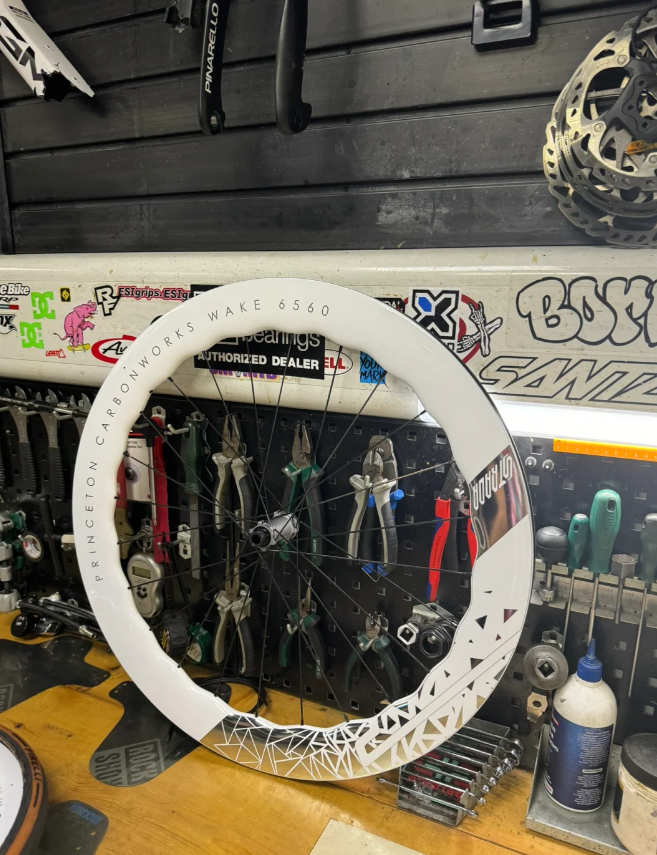 samzzyjay's tweet photo. 道路車は今では本当に予約が難しい。
9.1車を予約して、2ヶ月かけてやっと完全体になった、
クリスタルホワイトフレームは1ヶ月以上、輪組は2ヶ月、
心配事も済んだので、これからは楽しく自転車に乗ることができます！
#自転車のメイク写真
#自動車道路 https://t.co/QTe4RCdgMs