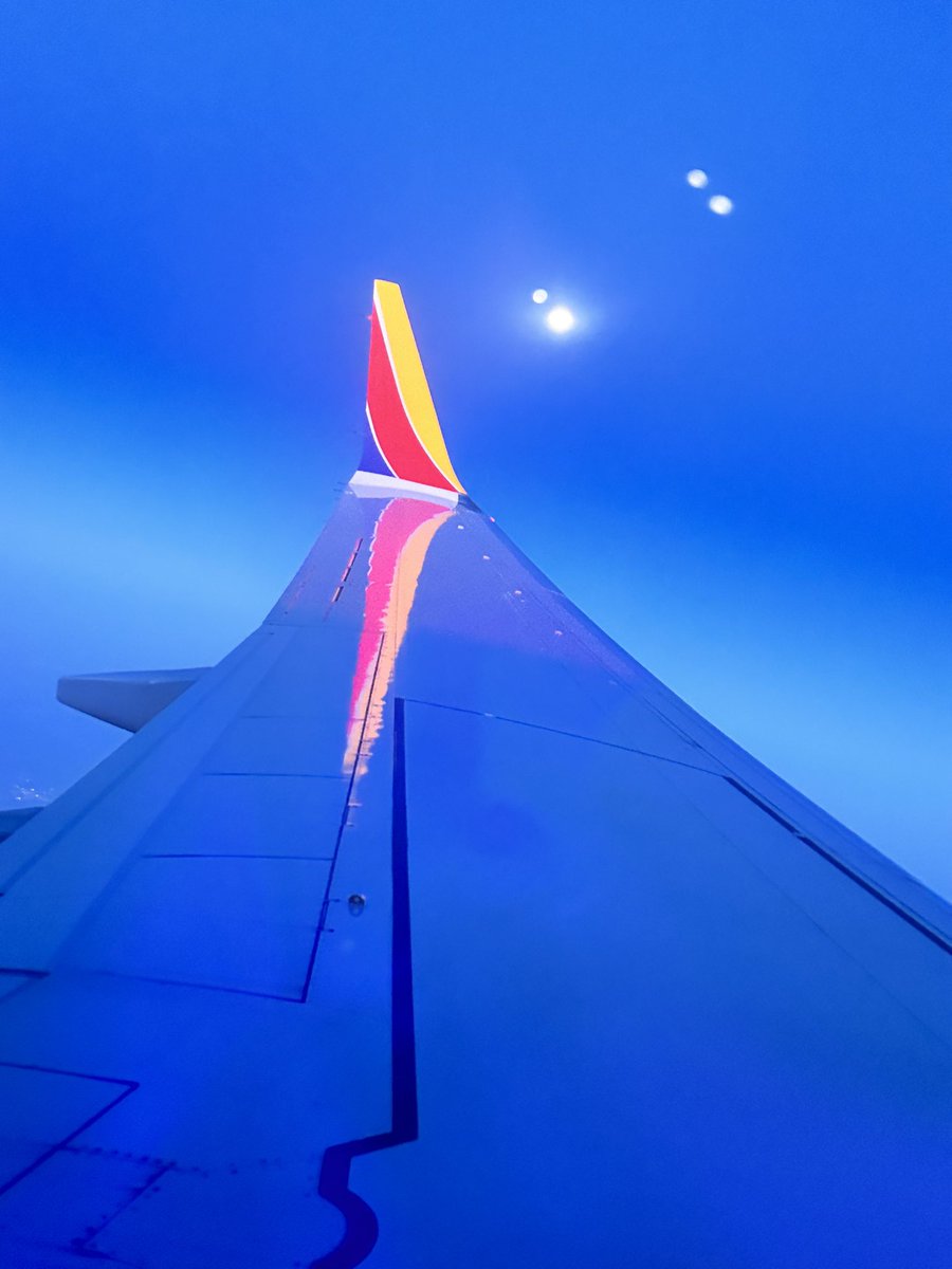 mglbill's tweet image. The beauty and majesty of the 5:30a flight is beyond descr—-

Who are we  kidding? Sleep is SOOO much better. 

#headinghome
#sotired