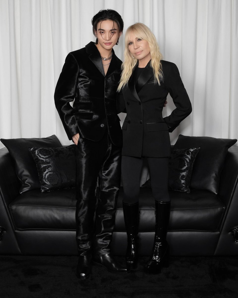 HYUNJIN_INTL's tweet photo. [IG] 240225 | 📹 Donatella Versace Instagram Update with Hyunjin!

Be sure to like, comment and share✨

#Hyunjin #현진 #HyunjinxVersaceFW24
#VersaceFW23 #MilanFashionWeek
@Stray_Kids @Versace https://t.co/xovx5TFdek