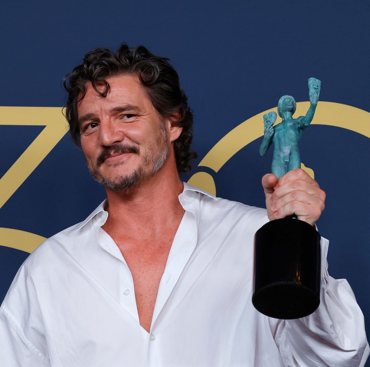 Pedro Pascal com seu primeiro (de muitos) SAG Awards 🥺❤️