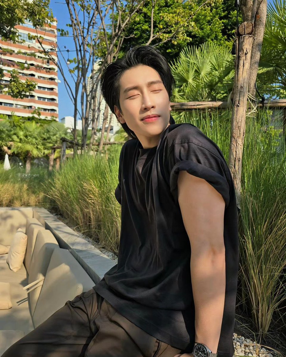 BibleSummet_Col's tweet image. [25/02/24] 📸 | Actualización de Bible en Instagram. 

💬:"Besado por el sol 🌞" 

{#BibleWichapas #bsumone @biblesumett }