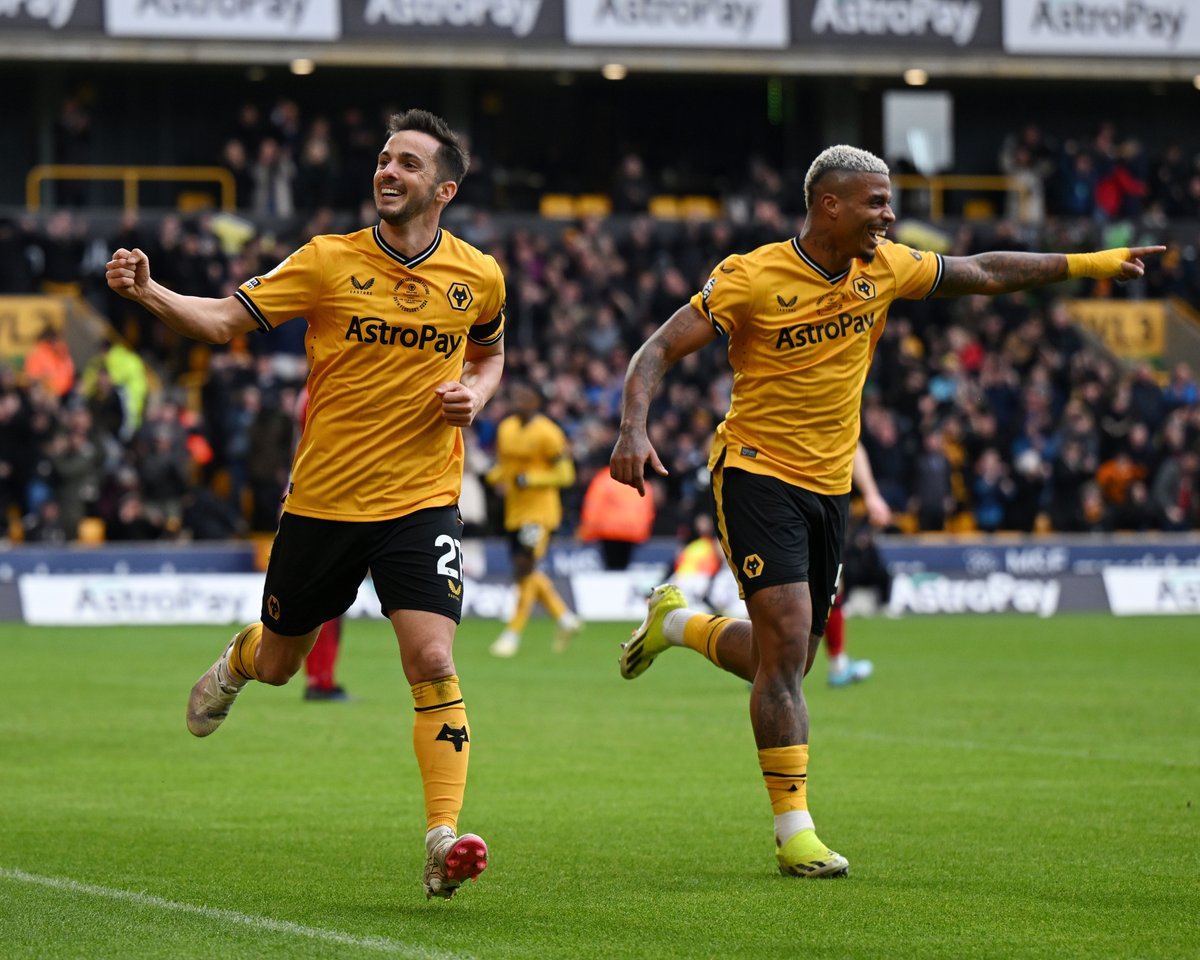 The first goal goes to Wolves! 🐺

Rayan Ait-Nouri's delightful cross into the box is met by Pablo Sarabia's glancing header, and the ball flies into the top corner 🎯

#WOLSHU