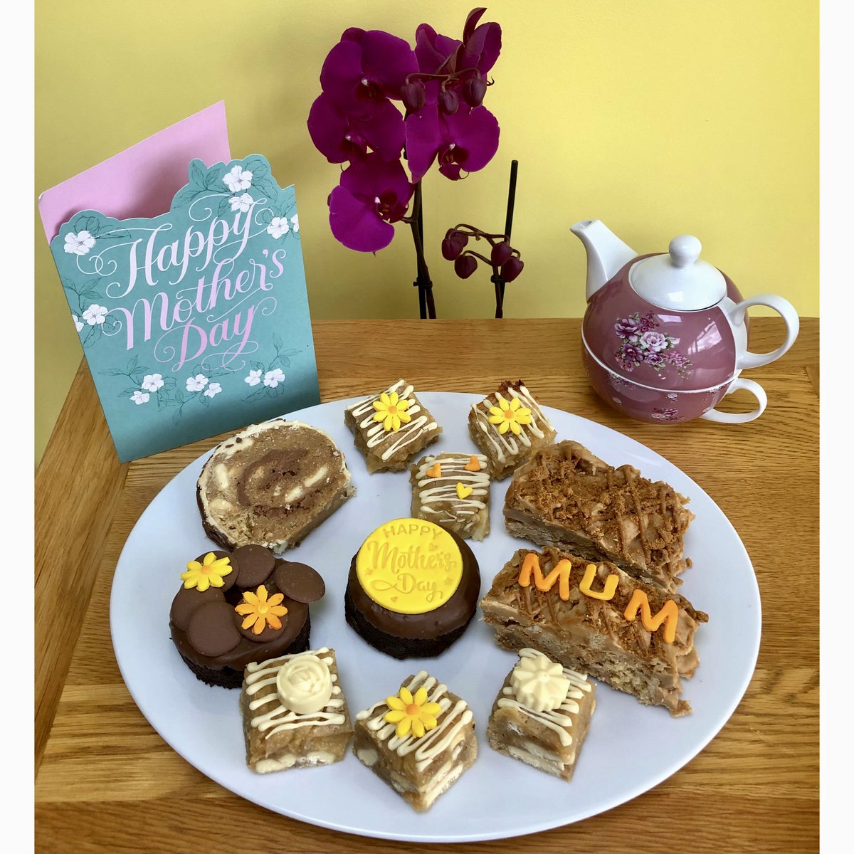 alwaystimefora's tweet image. Mother’s Day special selection box. Pre order today. #selectionbox #mothersday #mothersdaygift #browniegift #blondiegift #brownies #blondies #homemade #postalbrownies #postalblondies #browniesbypost #blondiesbypost #homebaking #giftideas #whitefield #bury #radcliffe #ramsbottom
