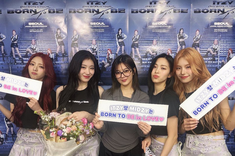 HAN ✨ GOLD ITZY tweet media