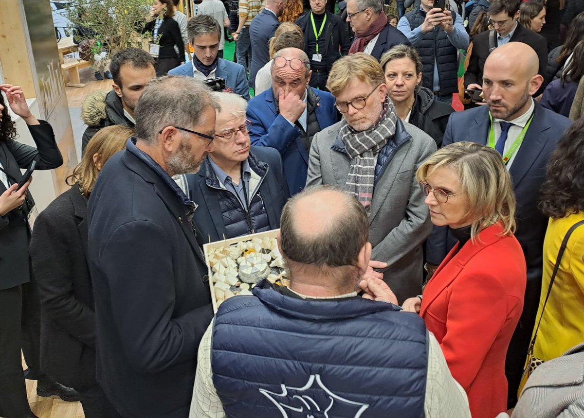 anicapfr's tweet photo. 2ème jour au @Salondelagri ! l'occasion pour @Lamymickael1, Président de l'#ANICAP, de rappeler au MASA @MFesneau la nécessité de soutenir l'#installation des jeunes et la #transmission des exploitations pour assurer la perennité de la filière #laitiere #caprine. https://t.co/wEGxEygG03