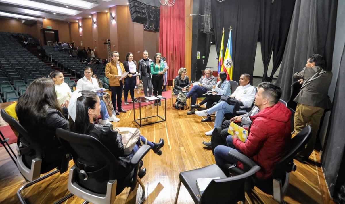 mincultura's tweet photo. Nos reunimos con el @IDECUTCundi para afianzar acciones de fortalecimiento del sector artístico y cultural de #Cundinamarca. En esta jornada, 116 responsables de cultura de diferentes municipios construyeron líneas de participación para el desarrollo de proyectos. ✍️👉 https://t.co/y0NukEfvSn