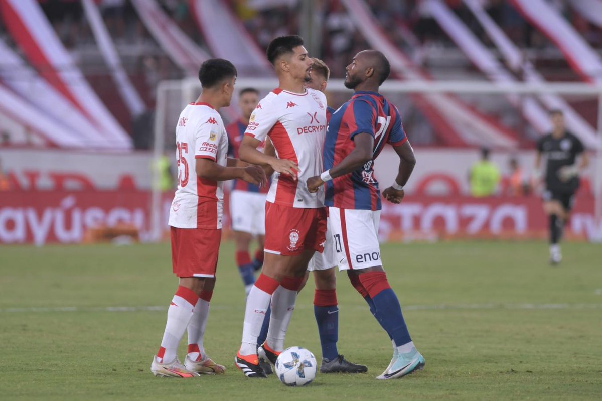 Una reflexión sobre el clásico de ayer entre #Huracán y #SanLorenzo. 

Fue el que más "hablado" estuvo en la previa, con chicanas vacías y tribuneras de ambos lados que expusieron presentes débiles en lo futbolístico y dirigencial.