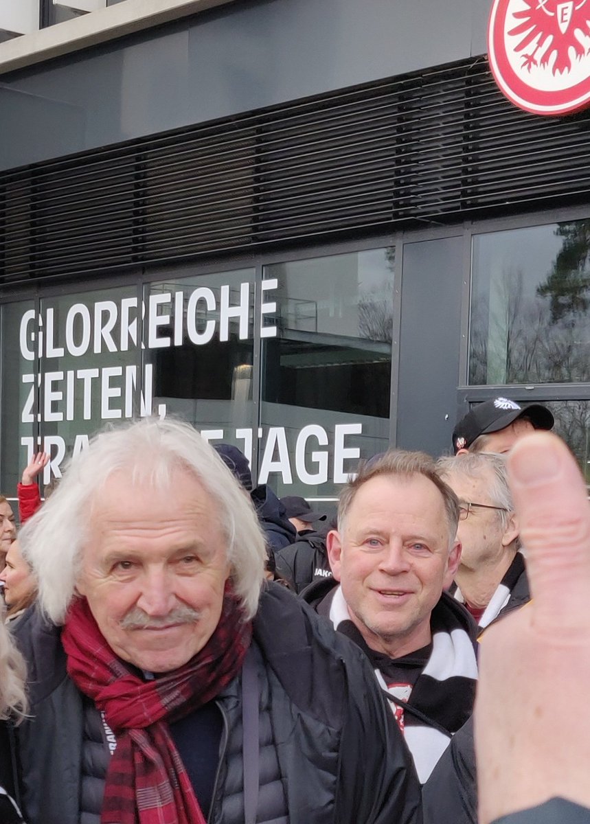 ArminJohnert's tweet photo. Gruß aus dem Waldstadion

Golfsburg heute mal mit 3 VW-Bussen angereist 😄

Tipp Heimsieg 3 -2 #SGE @beves_welt #PeterFischer #Steppi https://t.co/KJyTlutAAR