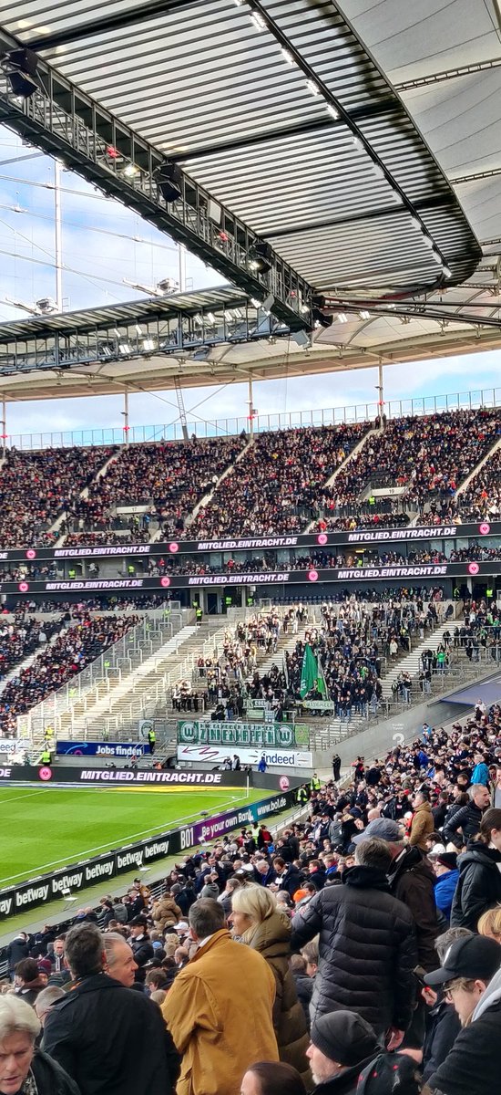 ArminJohnert's tweet photo. Gruß aus dem Waldstadion

Golfsburg heute mal mit 3 VW-Bussen angereist 😄

Tipp Heimsieg 3 -2 #SGE @beves_welt #PeterFischer #Steppi https://t.co/KJyTlutAAR